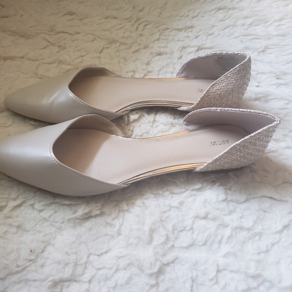 Apt. 9 D’Orsay Flats Bone and Beige with Basketweave & a Touch of Gold Size 9 - Picture 4 of 7